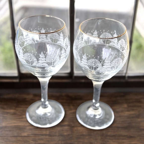 Libbey Vintage Snow Scene Wine Glass Goblets Set of 2 Holiday Theme - Picture 1 of 5